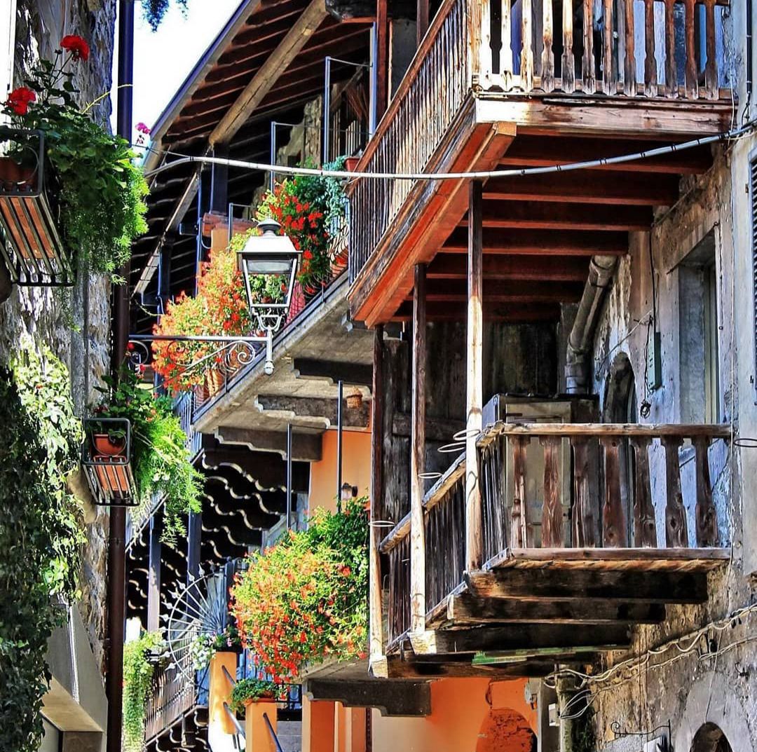 Bienno, borgo medievale della Val Camonica, tra storia, arte e tradizioni secolari. Scopri cosa vedere e vivere.